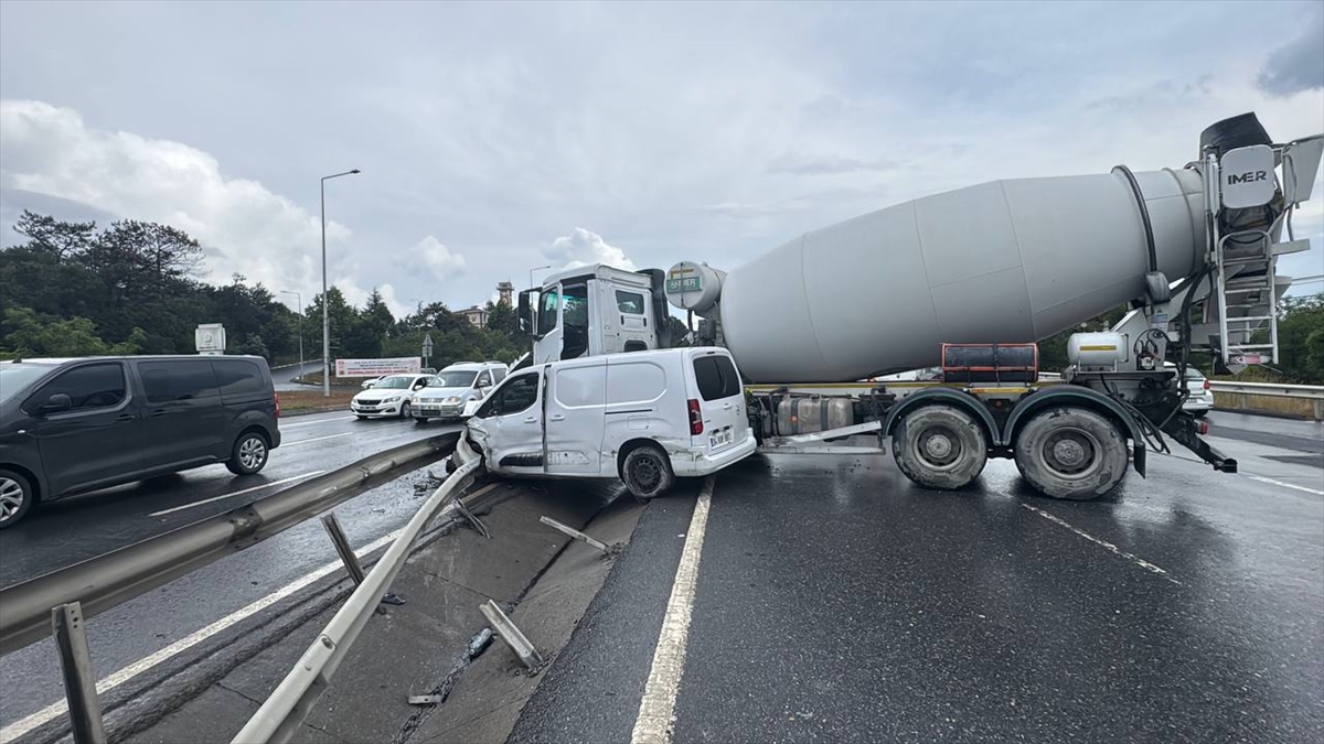Arnavutköy'de kaza: Beton mikseri hafif ticariye çarptı, 2 yaralı