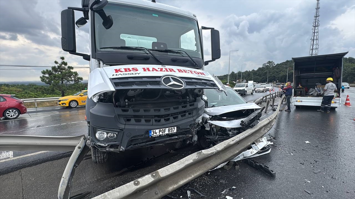 Arnavutköy'de kaza: Beton mikseri hafif ticariye çarptı, 2 yaralı