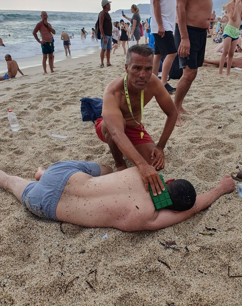 Alanya'da denizde boğulma tehlikesi geçiren kişiyi cankurtaran kurtardı