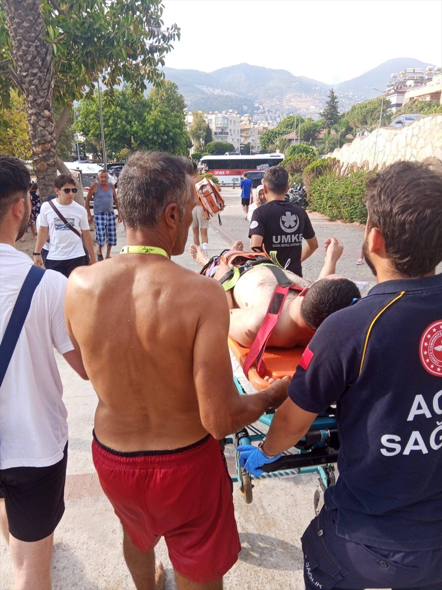 Alanya'da denizde boğulma tehlikesi geçiren kişiyi cankurtaran kurtardı