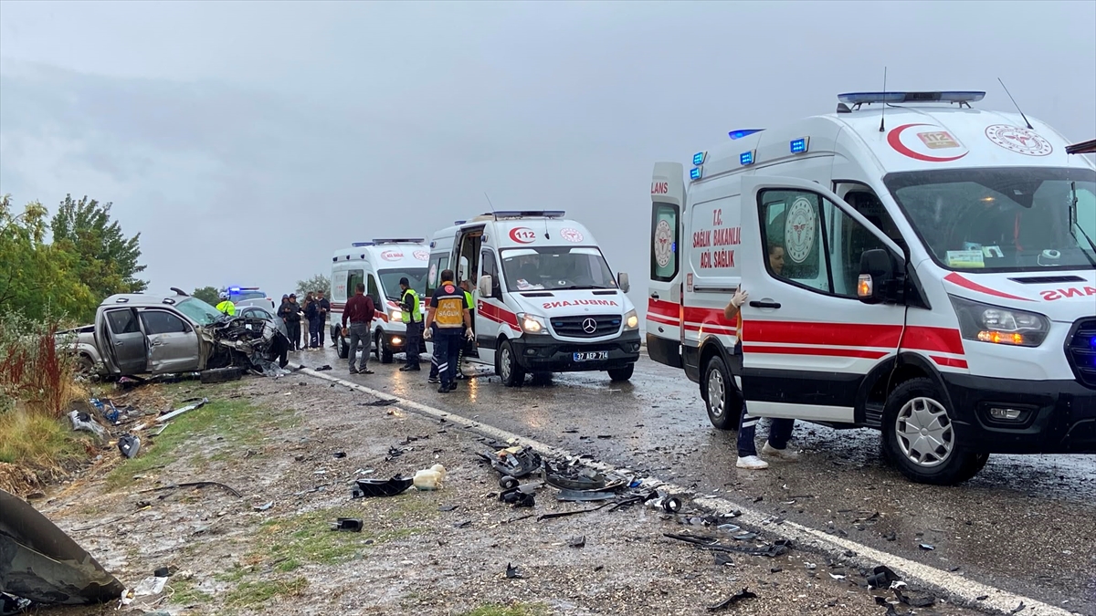 Kastamonu'da 3 aracın karıştığı kazada 1 kişi öldü, 5 kişi yaralandı