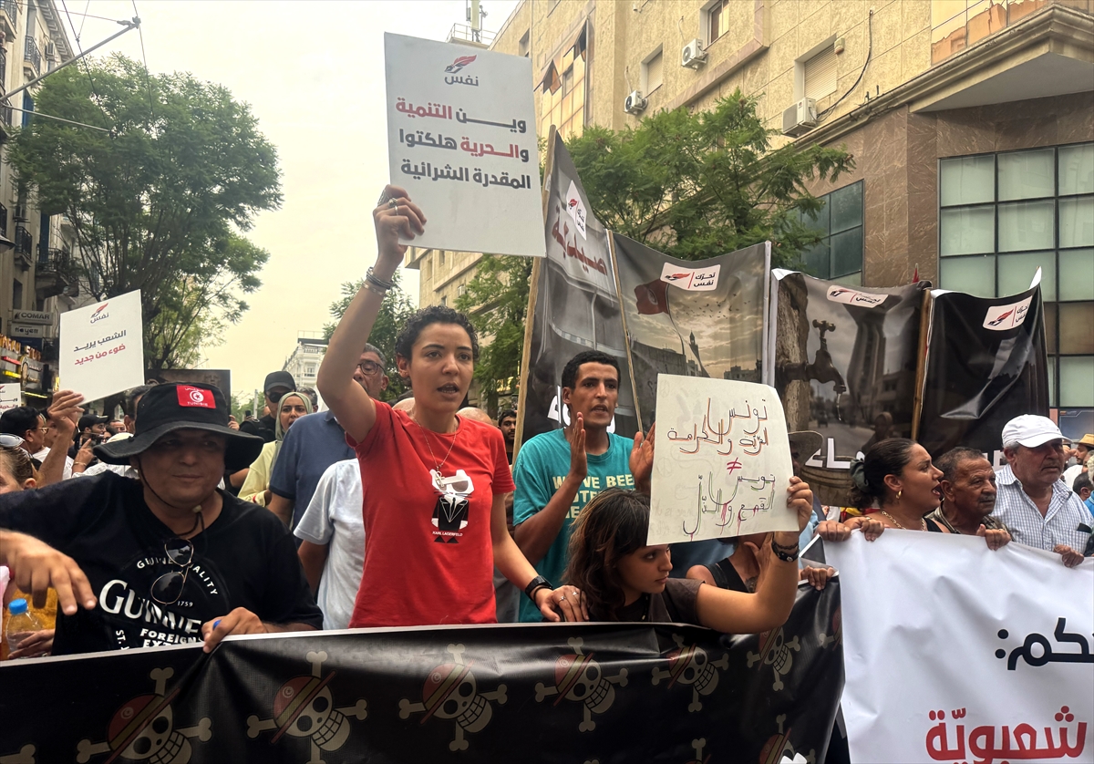 Tunus: Said yönetimi Cumhuriyet'in 69. yılında protesto edildi