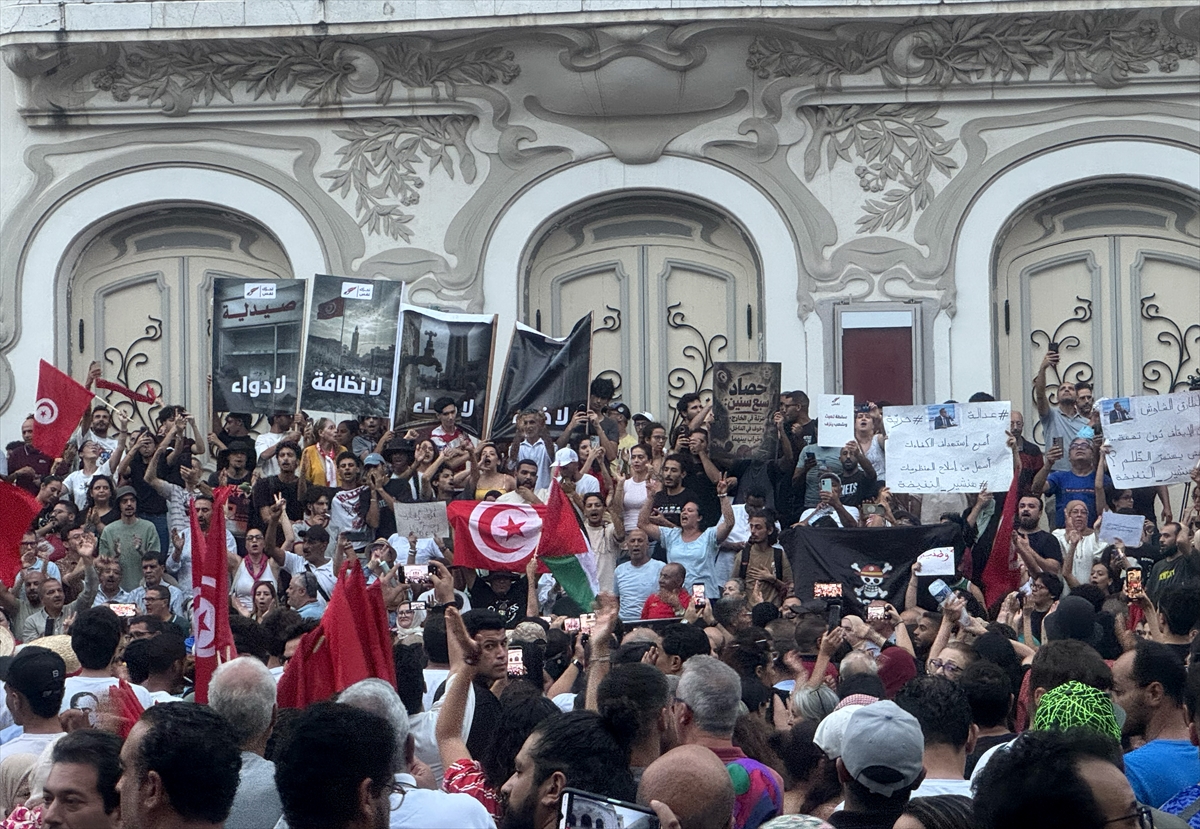Tunus: Said yönetimi Cumhuriyet'in 69. yılında protesto edildi
