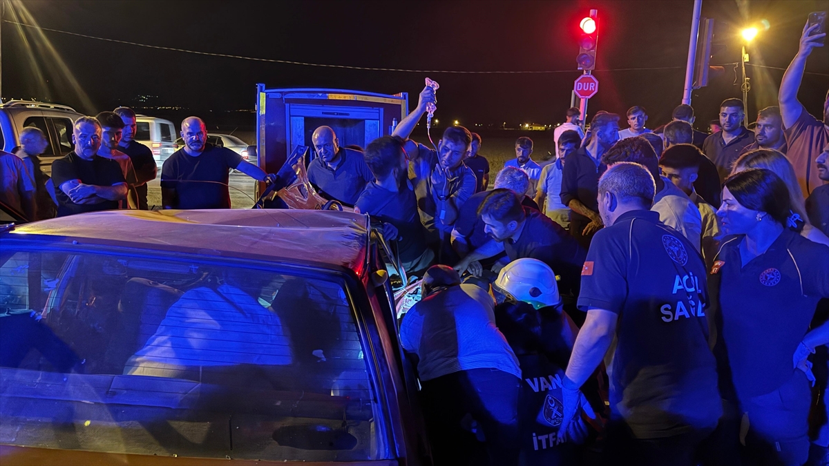 Van'da İki Otomobilin Çarpıştığı Kazada 8 Kişi Yaralandı