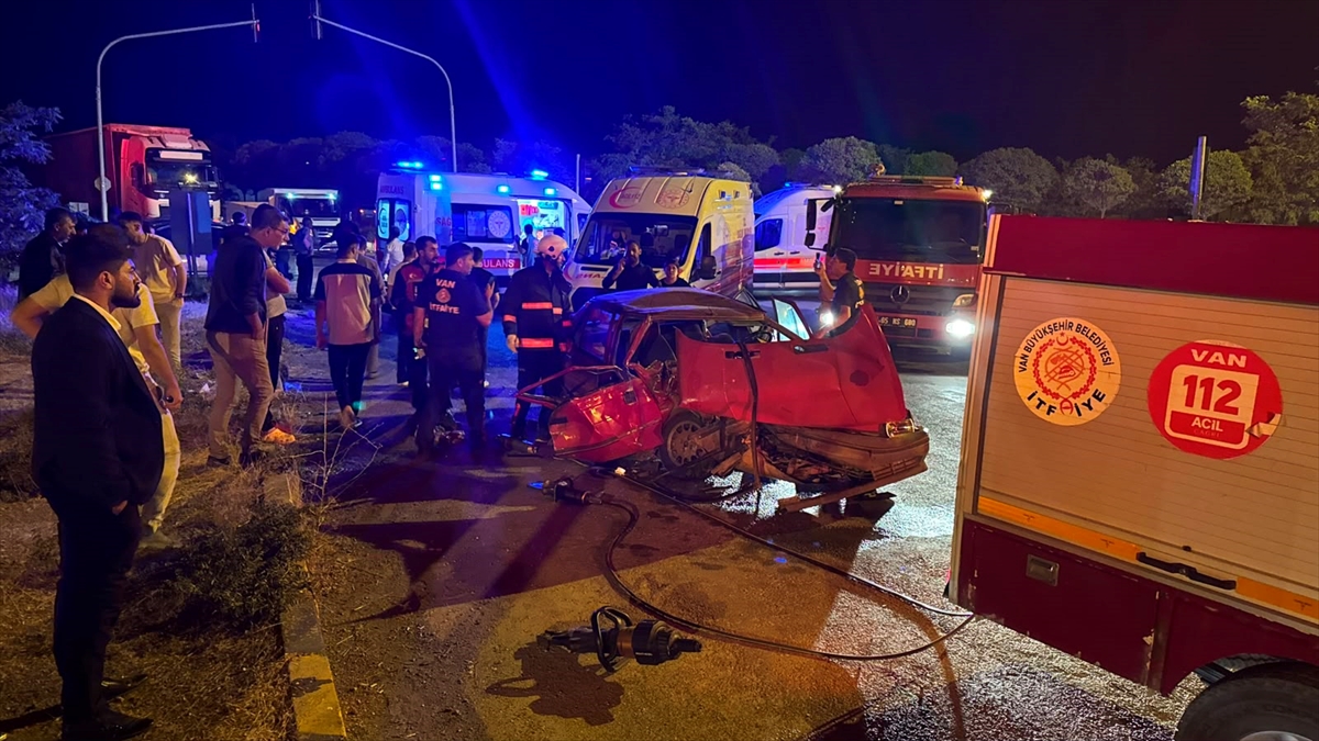 Van'da İki Otomobilin Çarpıştığı Kazada 8 Kişi Yaralandı