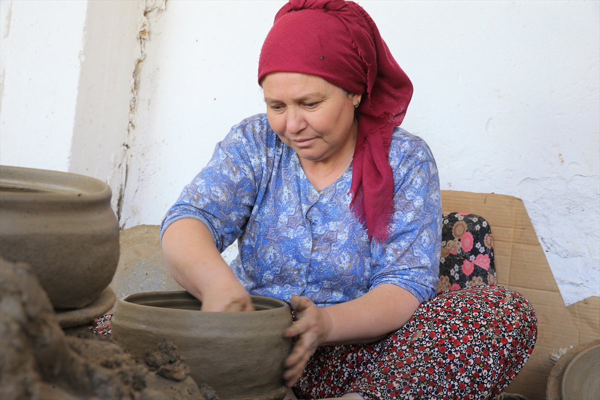 Manisa'da volkanik kayalar çömlek ustalarının elinde sofralara uzanıyor