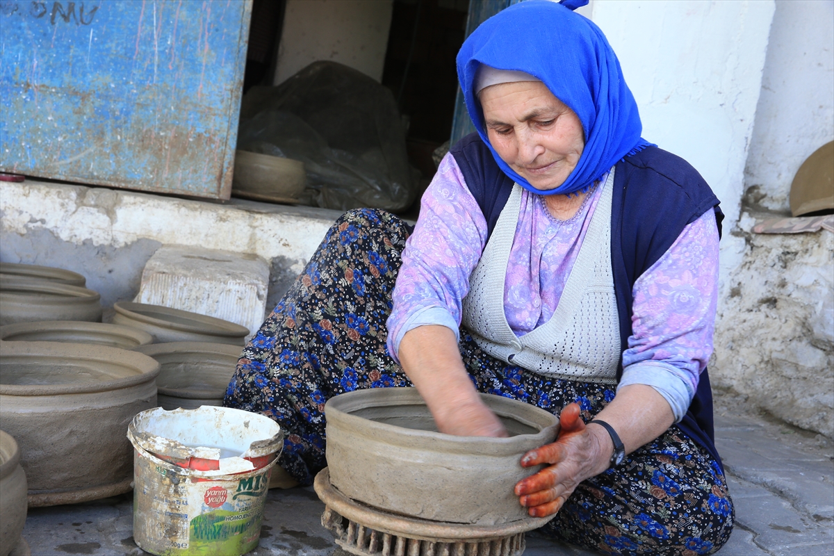 Manisa'da volkanik kayalar çömlek ustalarının elinde sofralara uzanıyor