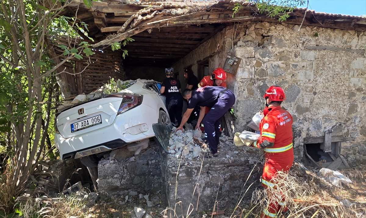 Muğla'da feci kaza: Sürücü öldü, nişanlısı yaralandı