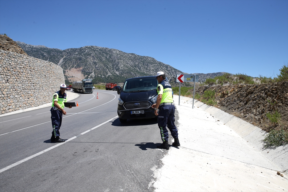 GÜNCELLEME 2 - Antalya'da uçuruma yuvarlanan minivandaki 5 kişi hayatını kaybetti