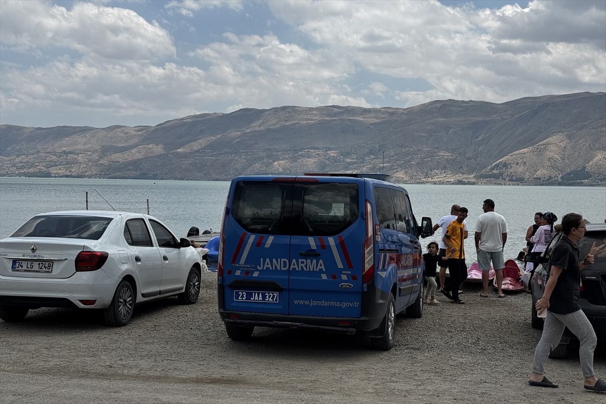 Elazığ Hazar Gölü'nde su alan kayıktan 8 kişi kurtarıldı
