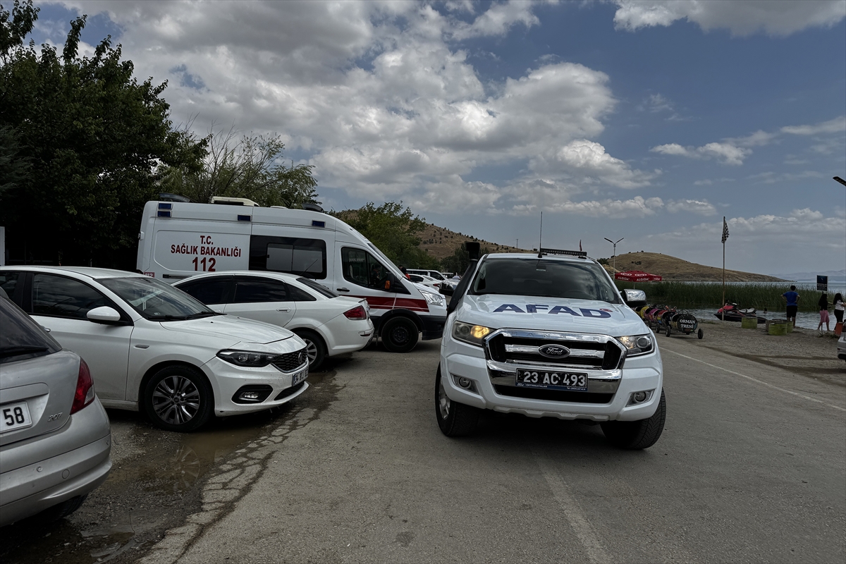 Elazığ Hazar Gölü'nde su alan kayıktan 8 kişi kurtarıldı