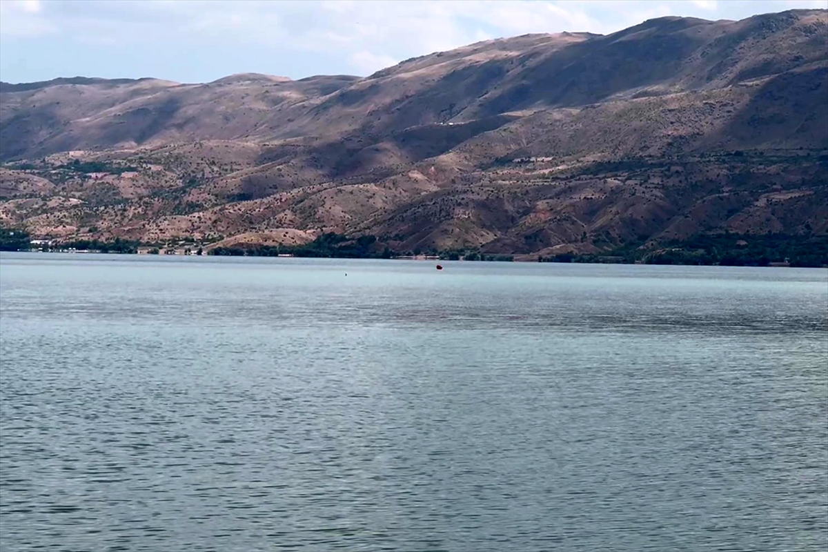 Elazığ Hazar Gölü'nde su alan kayıktan 8 kişi kurtarıldı