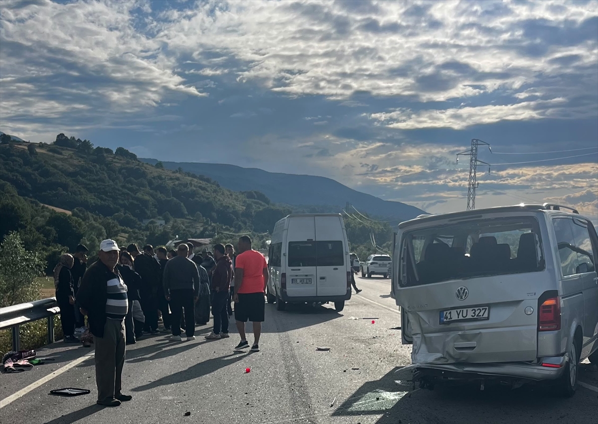 Samsun Ladik'te kaza: Minibüs ve panelvan çarpıştı, 5 yaralı