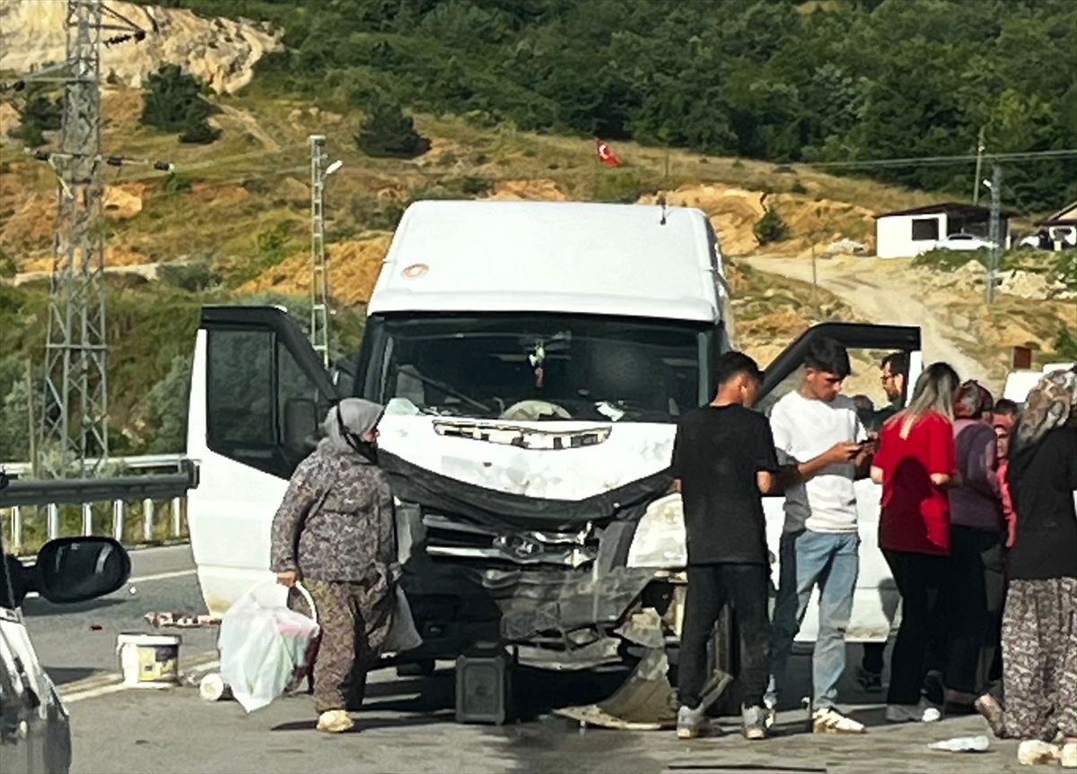 Samsun Ladik'te kaza: Minibüs ve panelvan çarpıştı, 5 yaralı
