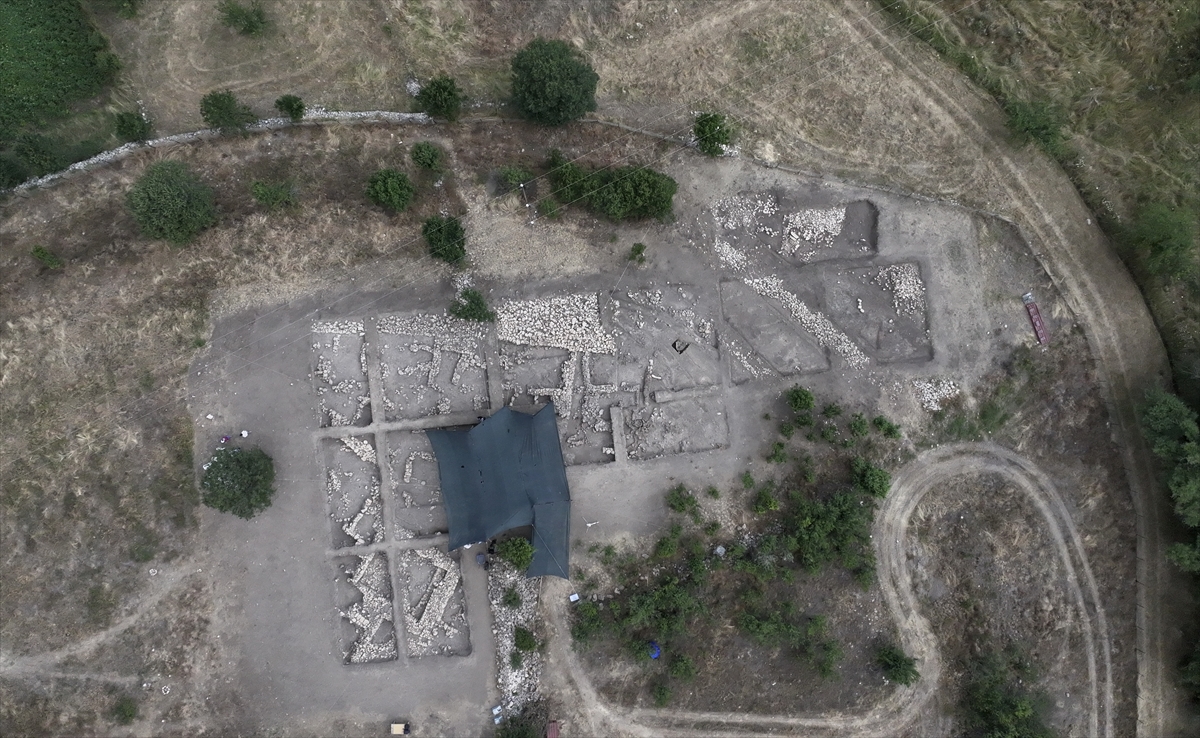 Çaltılar Höyük'teki kazıda bulunan "Melos obsidyeni" denizaşırı ticaretin izlerini ortaya çıkardı