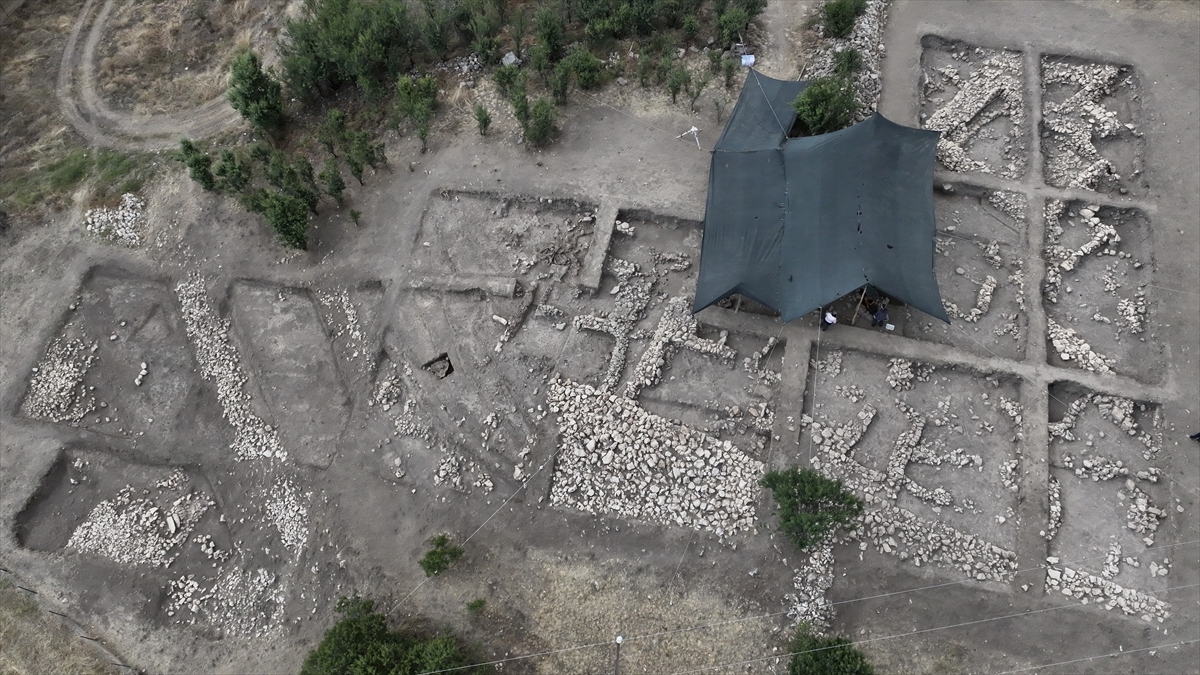 Çaltılar Höyük'teki kazıda bulunan "Melos obsidyeni" denizaşırı ticaretin izlerini ortaya çıkardı