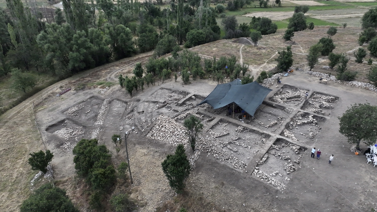 Çaltılar Höyük'teki kazıda bulunan "Melos obsidyeni" denizaşırı ticaretin izlerini ortaya çıkardı