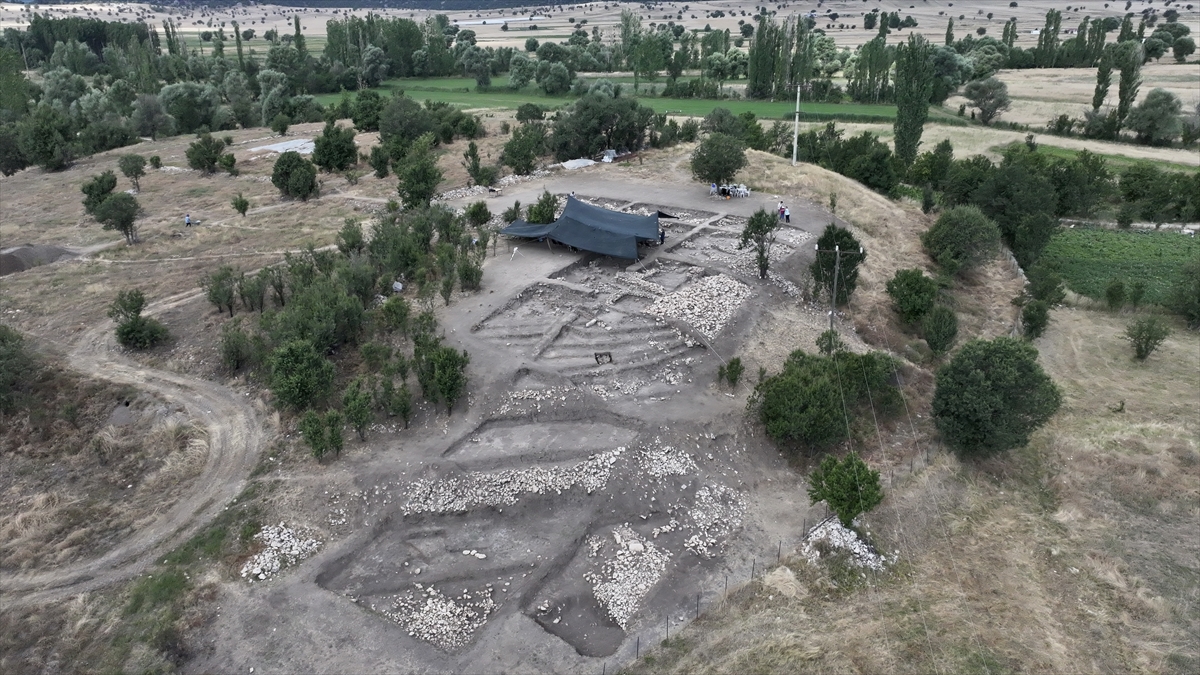 Çaltılar Höyük'teki kazıda bulunan "Melos obsidyeni" denizaşırı ticaretin izlerini ortaya çıkardı