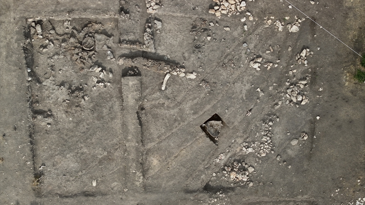 Çaltılar Höyük'teki kazıda bulunan "Melos obsidyeni" denizaşırı ticaretin izlerini ortaya çıkardı