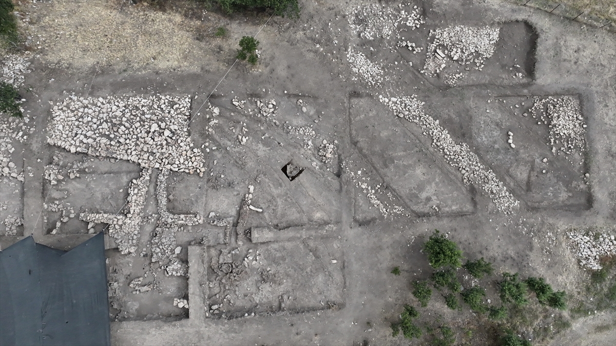 Çaltılar Höyük'teki kazıda bulunan "Melos obsidyeni" denizaşırı ticaretin izlerini ortaya çıkardı
