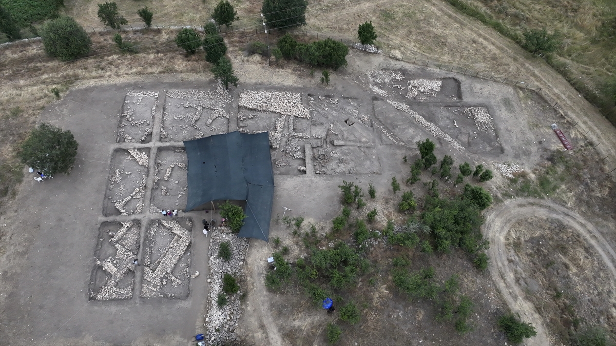 Çaltılar Höyük'teki kazıda bulunan "Melos obsidyeni" denizaşırı ticaretin izlerini ortaya çıkardı