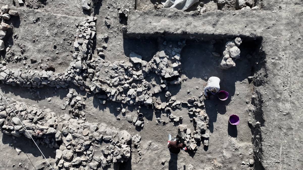 Çaltılar Höyük'teki kazıda bulunan "Melos obsidyeni" denizaşırı ticaretin izlerini ortaya çıkardı