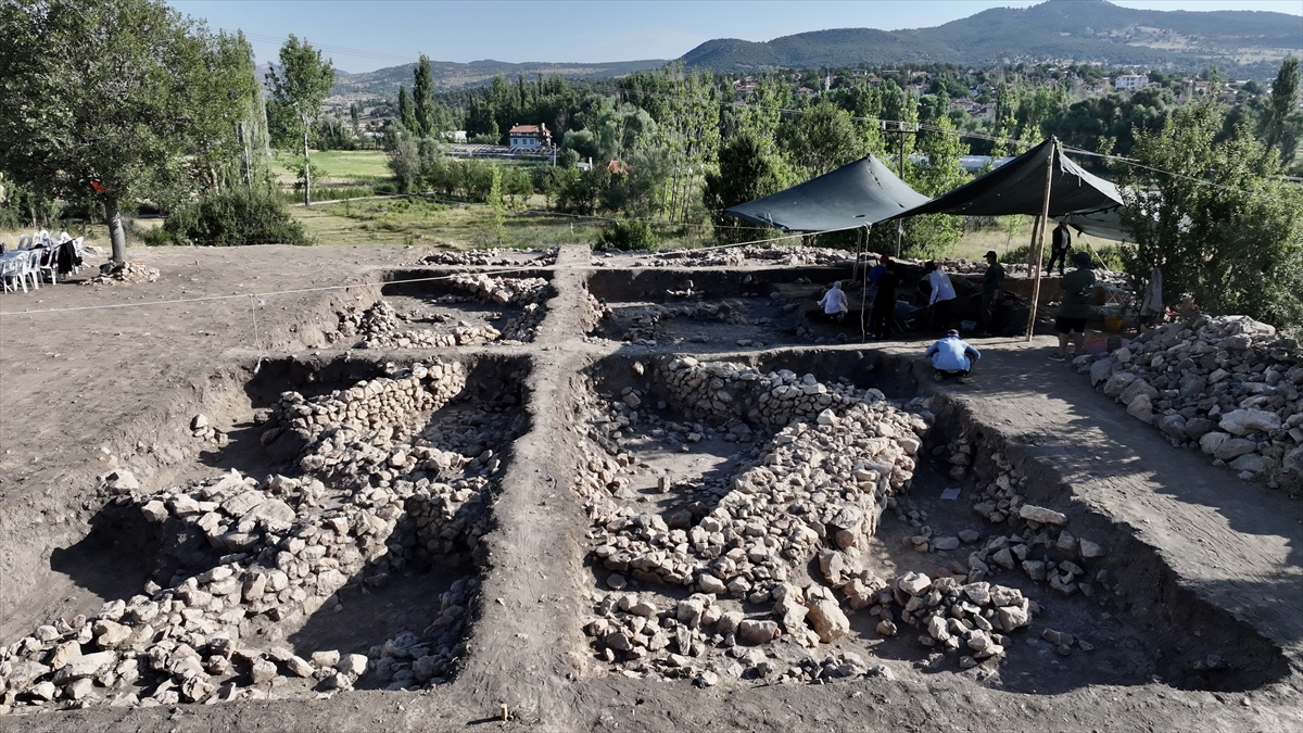 Çaltılar Höyük'teki kazıda bulunan "Melos obsidyeni" denizaşırı ticaretin izlerini ortaya çıkardı