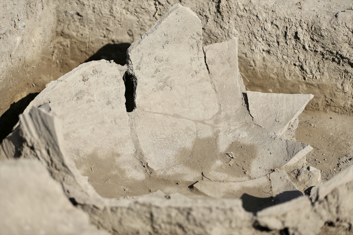 Çaltılar Höyük'teki kazıda bulunan "Melos obsidyeni" denizaşırı ticaretin izlerini ortaya çıkardı