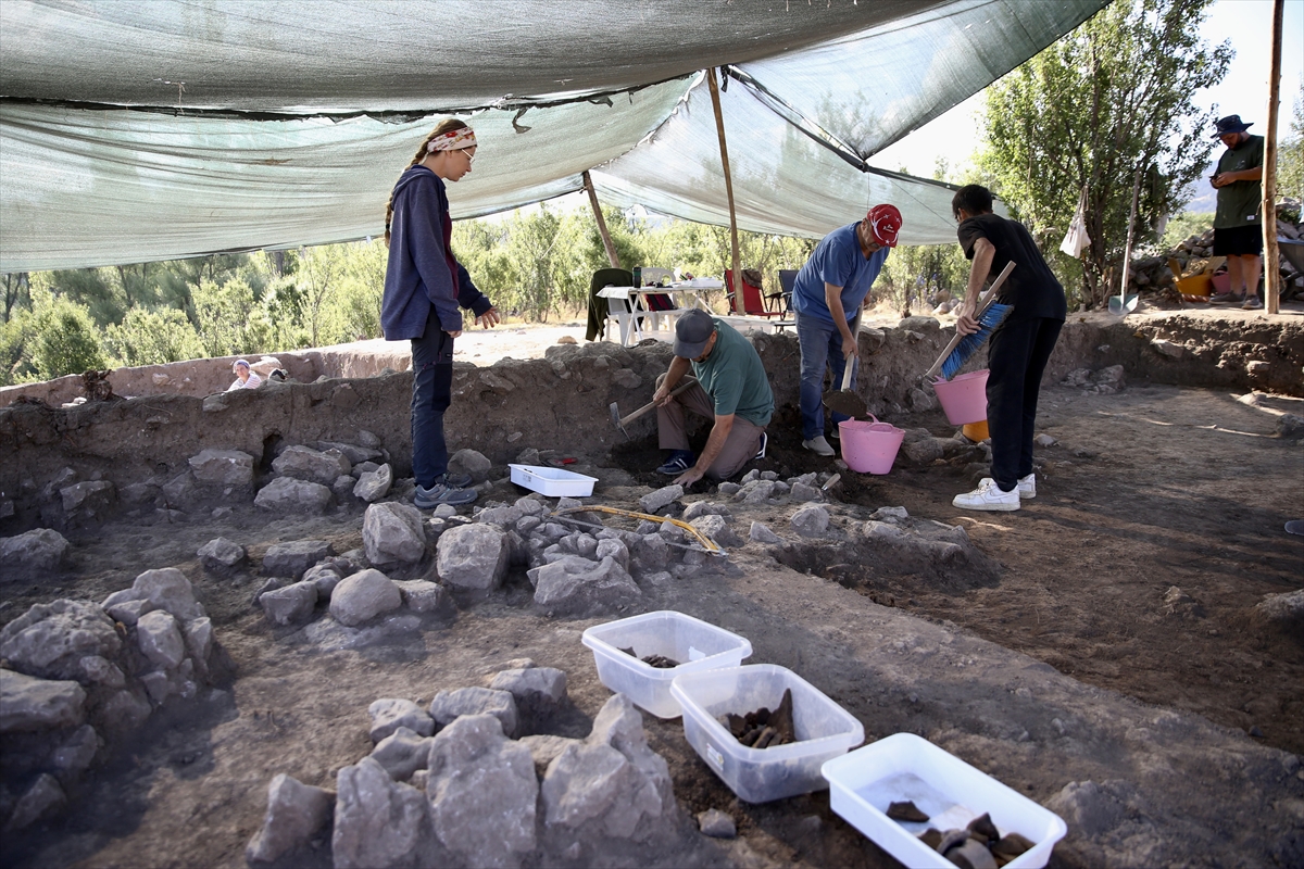 Çaltılar Höyük'teki kazıda bulunan "Melos obsidyeni" denizaşırı ticaretin izlerini ortaya çıkardı