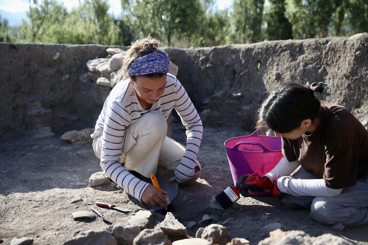 Çaltılar Höyük'teki kazıda bulunan "Melos obsidyeni" denizaşırı ticaretin izlerini ortaya çıkardı