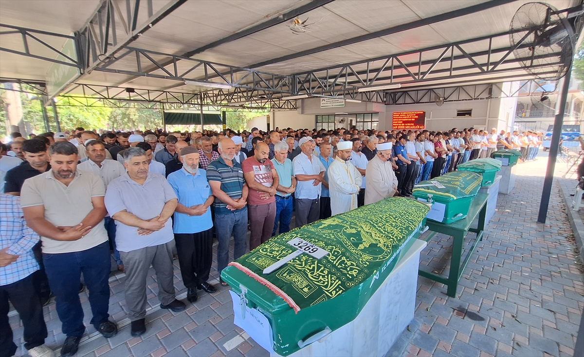 Mersin'de Denizde Boğulan Aile Üyeleri Toprağa Verildi