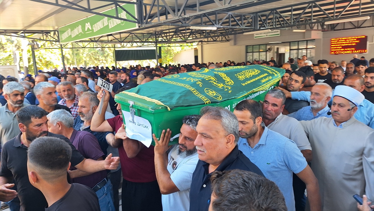 Mersin'de Denizde Boğulan Aile Üyeleri Toprağa Verildi