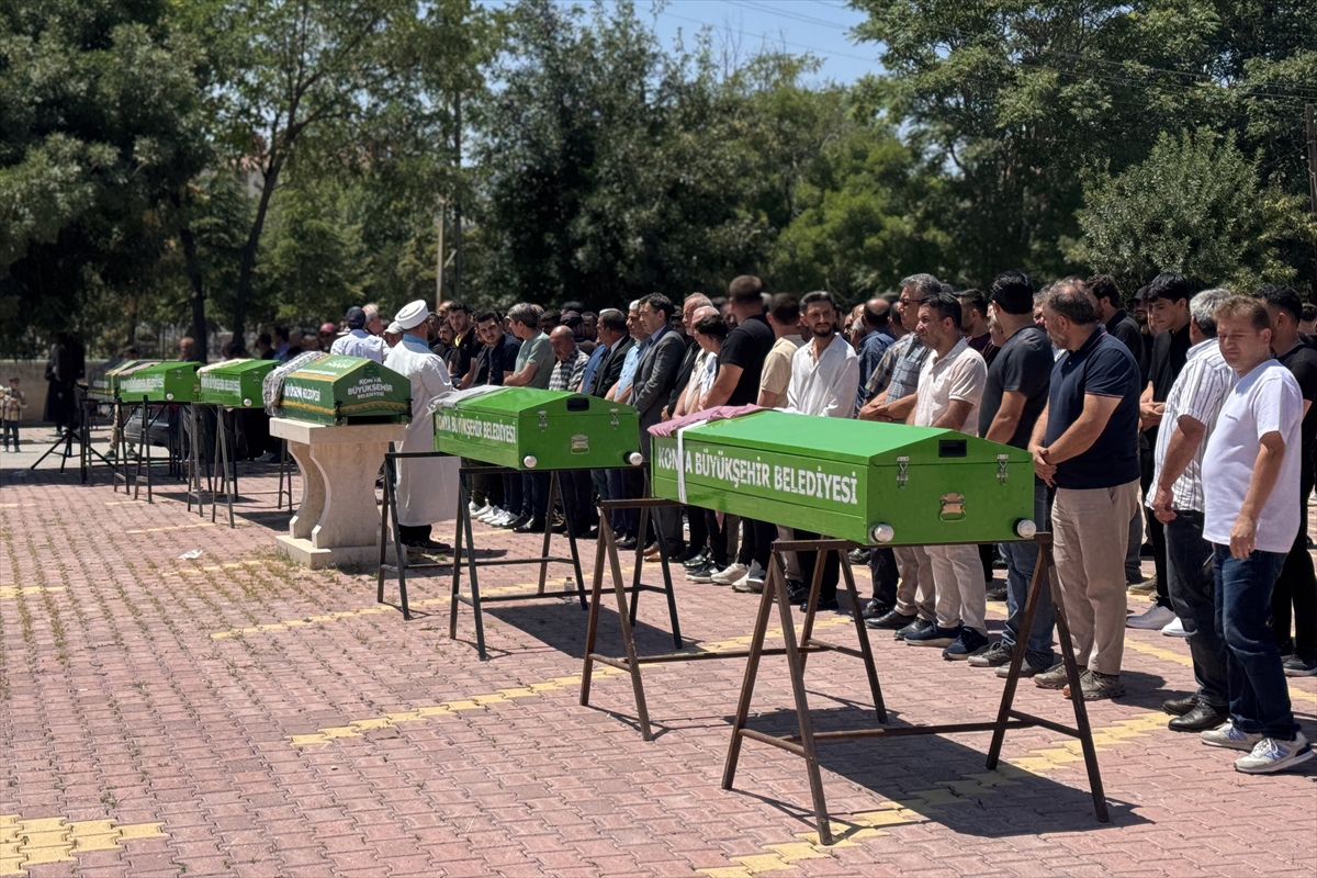 Antalya'daki kazada ölen 5 kişi Konya'da toprağa verildi