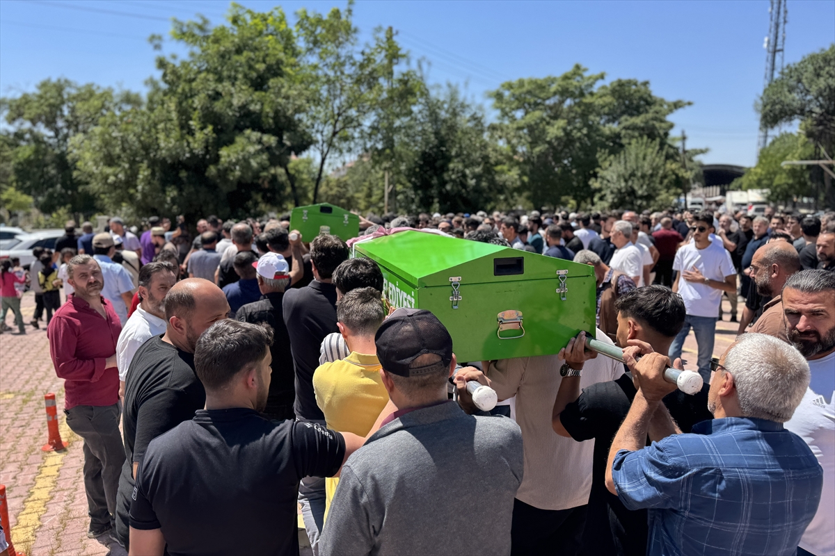 Antalya'daki kazada ölen 5 kişi Konya'da toprağa verildi