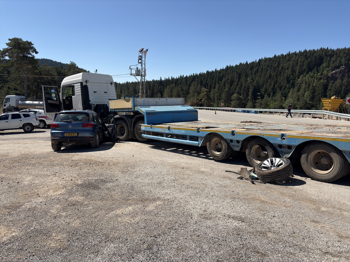 Kastamonu Devrekani'de kaza: Tır-otomobil çarpışması, 4 yaralı