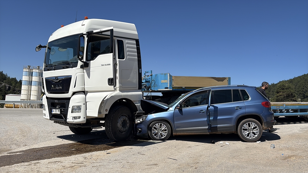 Kastamonu Devrekani'de kaza: Tır-otomobil çarpışması, 4 yaralı