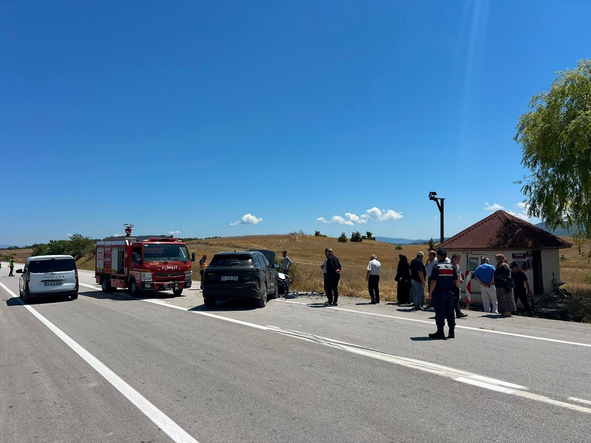 Sinop'ta feci kaza: Ciple otomobil çarpıştı, 6 yaralı