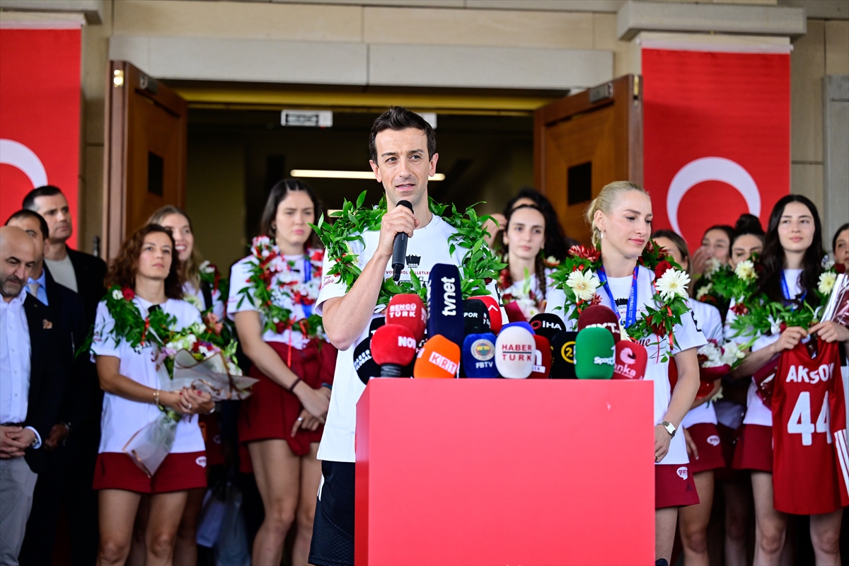 Milletler Ligi şampiyonu A Milli Kadın Voleybol Takımı, yurda döndü