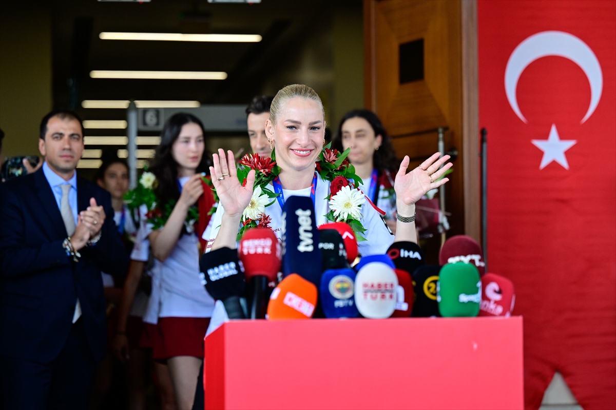 Milletler Ligi şampiyonu A Milli Kadın Voleybol Takımı, yurda döndü