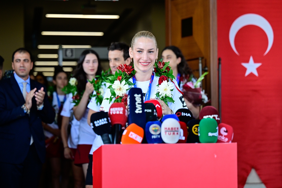 Milletler Ligi şampiyonu A Milli Kadın Voleybol Takımı, yurda döndü