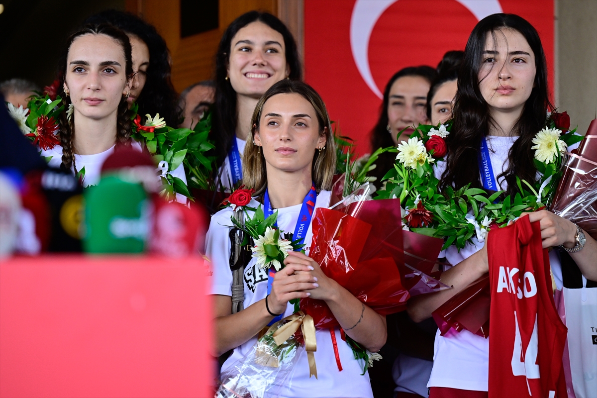 Milletler Ligi şampiyonu A Milli Kadın Voleybol Takımı, yurda döndü