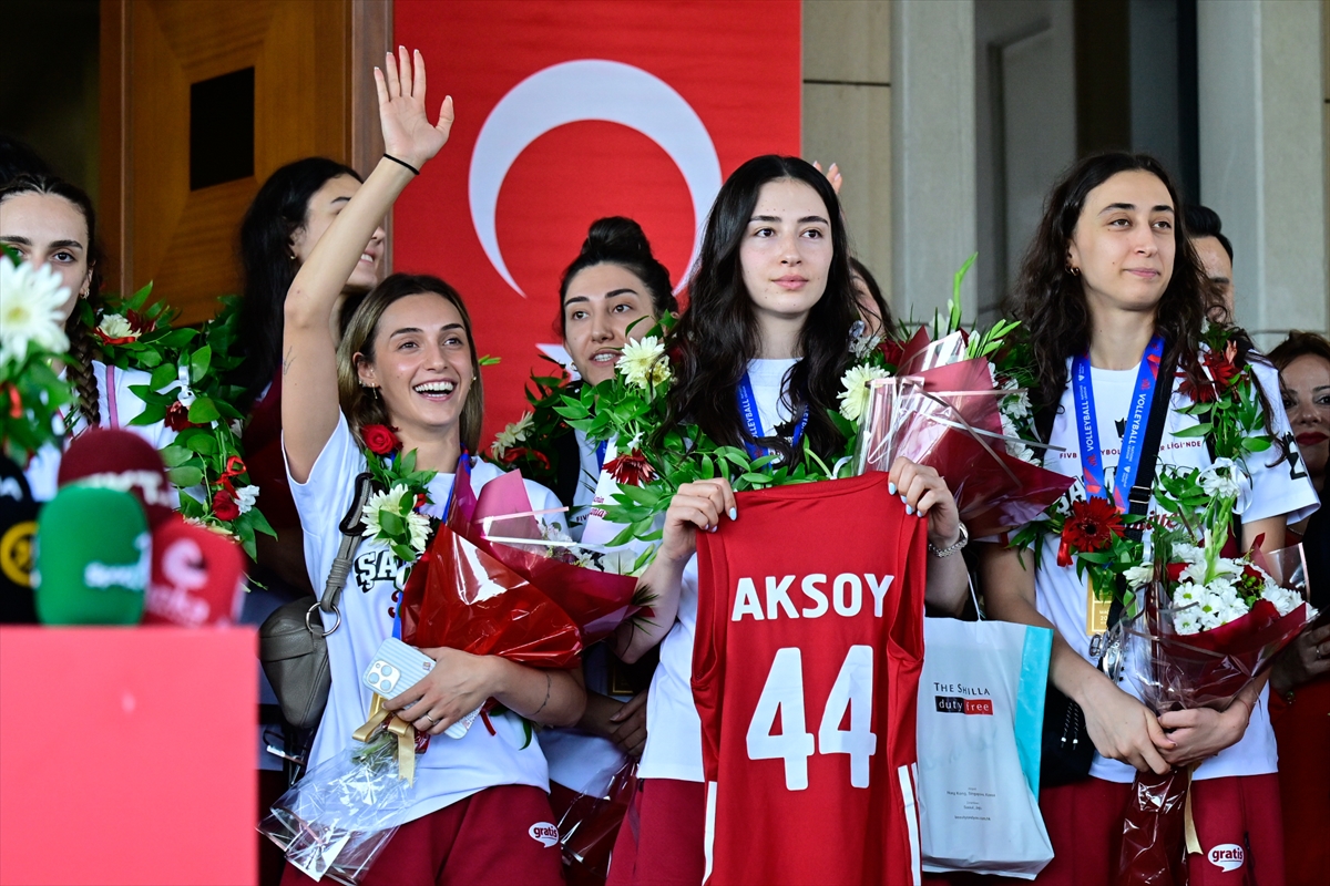 Milletler Ligi şampiyonu A Milli Kadın Voleybol Takımı, yurda döndü