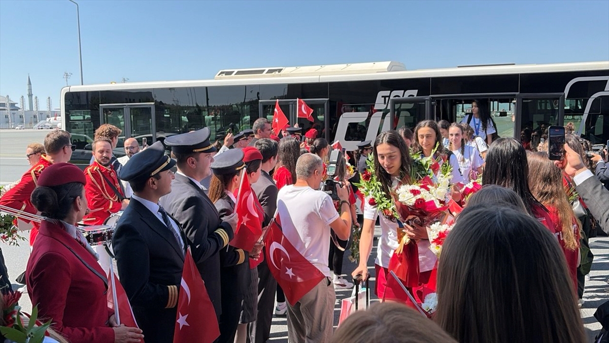 Milletler Ligi şampiyonu A Milli Kadın Voleybol Takımı, yurda döndü