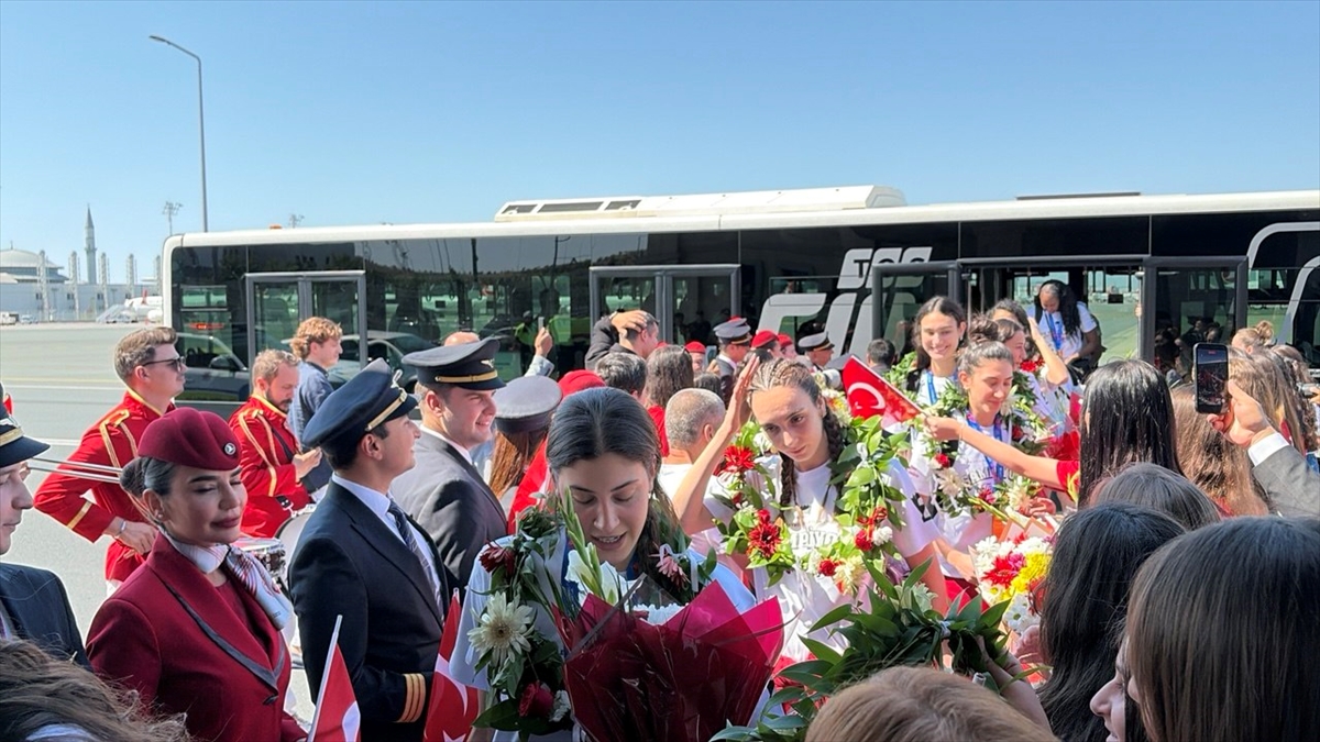 Milletler Ligi şampiyonu A Milli Kadın Voleybol Takımı, yurda döndü