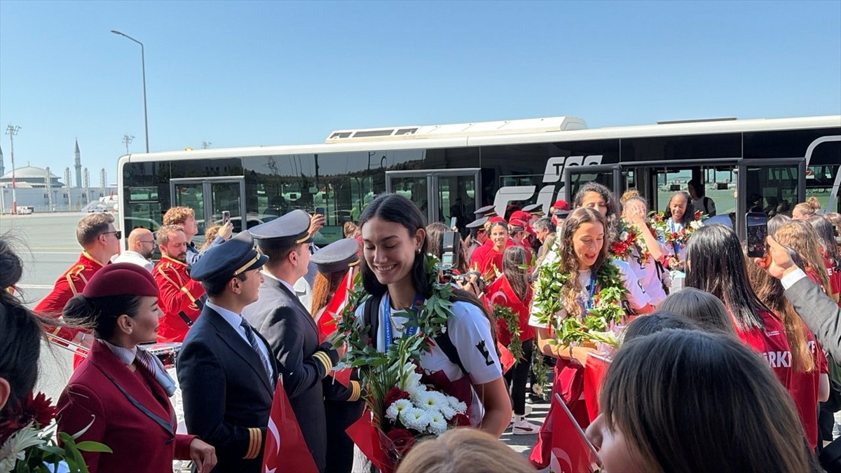 Milletler Ligi şampiyonu A Milli Kadın Voleybol Takımı, yurda döndü