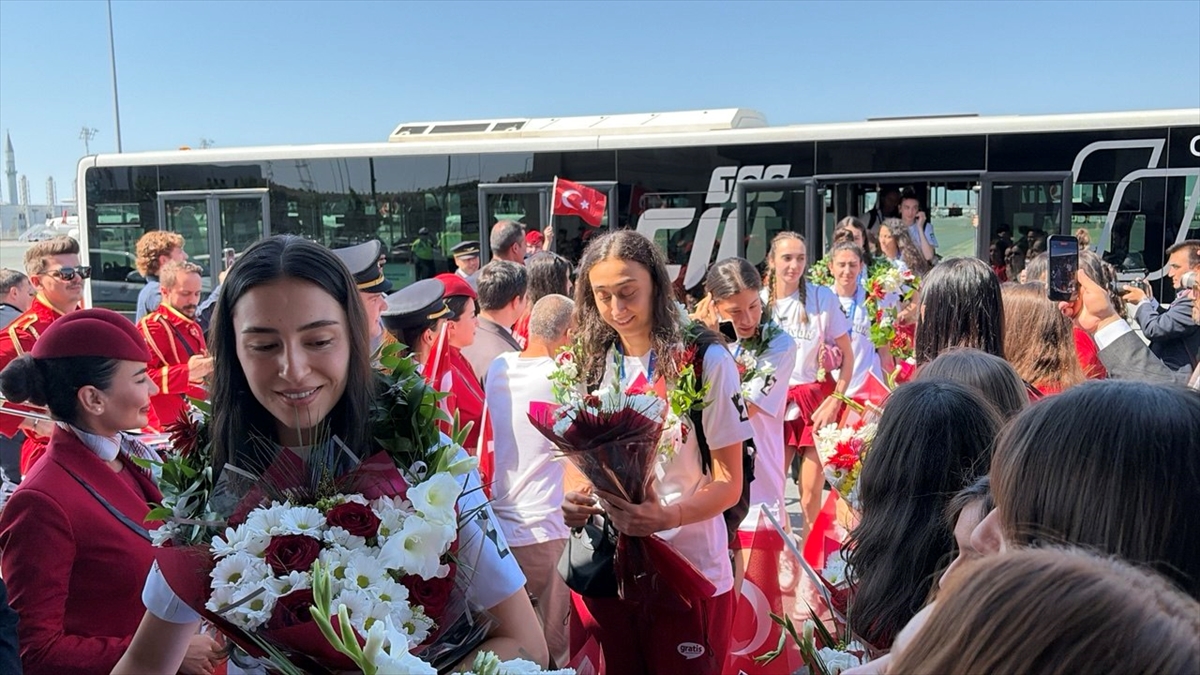 Milletler Ligi şampiyonu A Milli Kadın Voleybol Takımı, yurda döndü