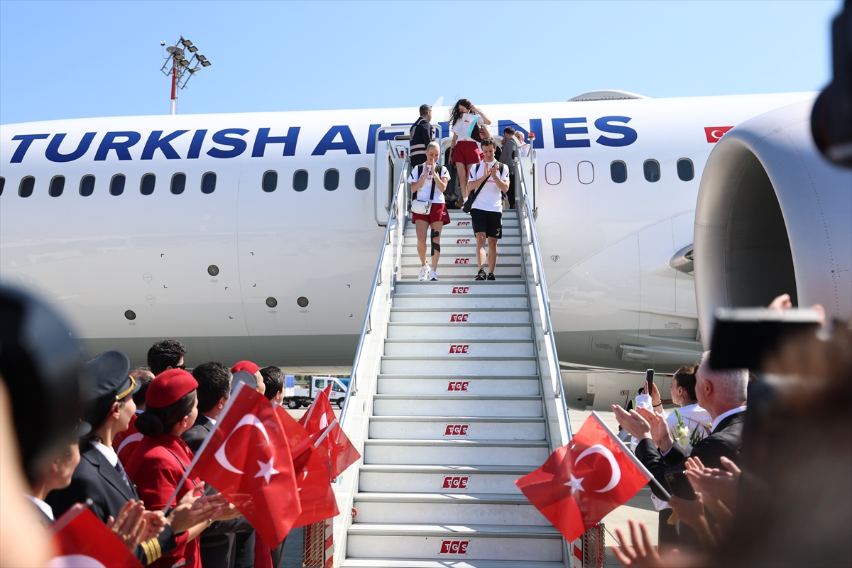 Milletler Ligi şampiyonu A Milli Kadın Voleybol Takımı, yurda döndü