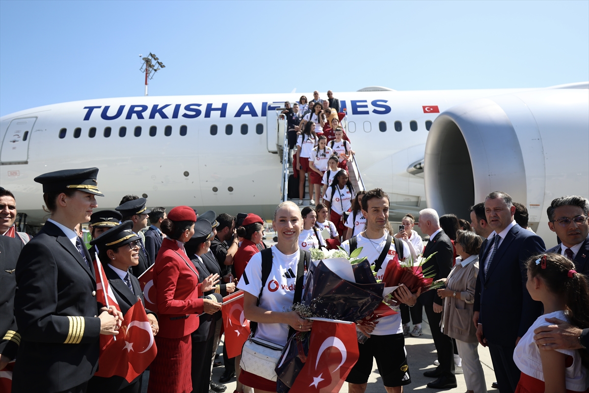 Milletler Ligi şampiyonu A Milli Kadın Voleybol Takımı, yurda döndü
