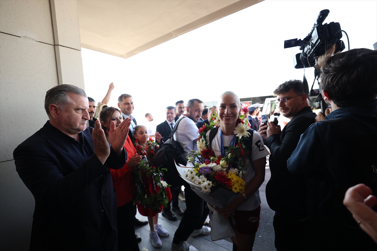 Milletler Ligi şampiyonu A Milli Kadın Voleybol Takımı, yurda döndü
