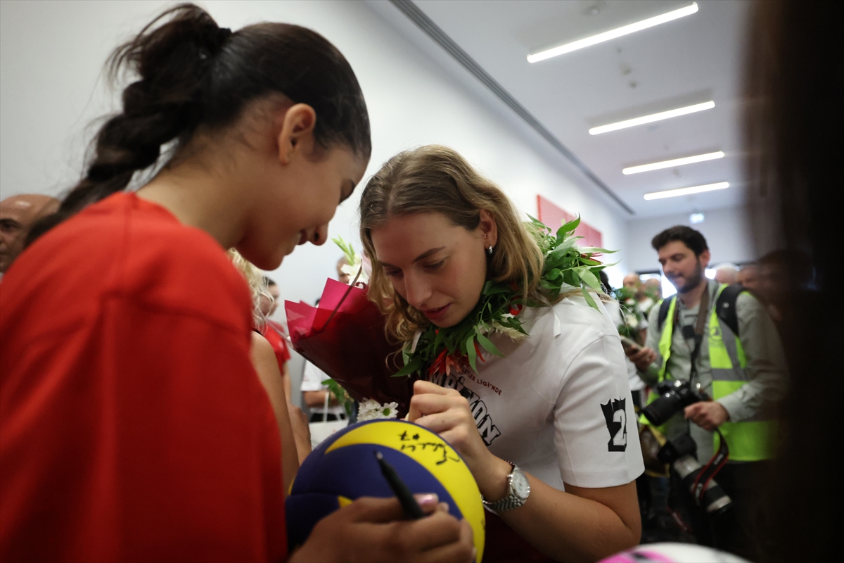 Milletler Ligi şampiyonu A Milli Kadın Voleybol Takımı, yurda döndü